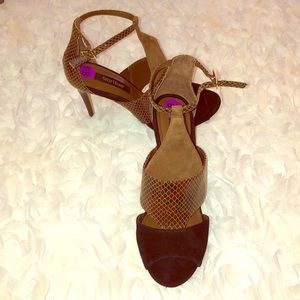 White House black market  sexy heels sz 8.5